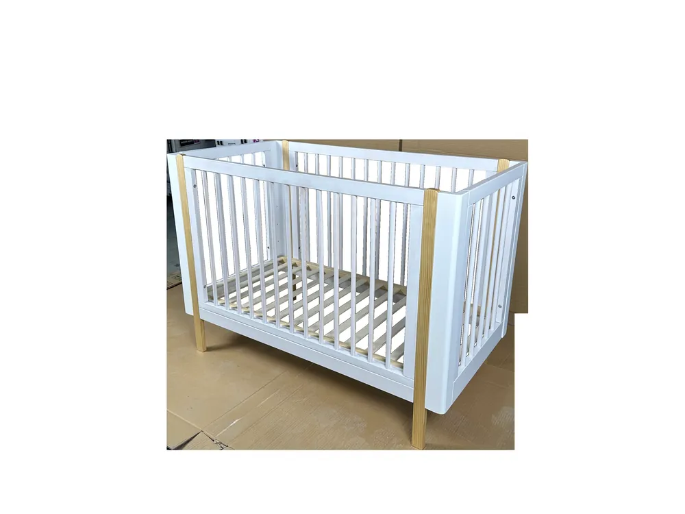 W25013 3-in-1 convertible baby cot — front detail