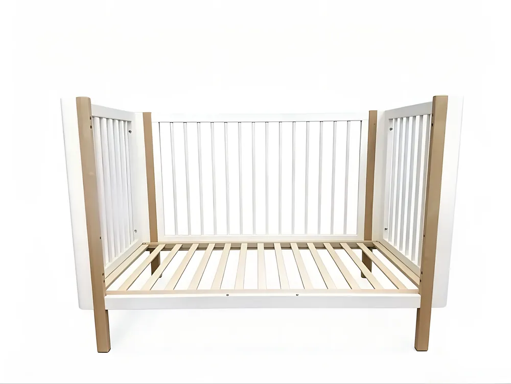 W25013 3-in-1 convertible baby cot — corner and finish detail
