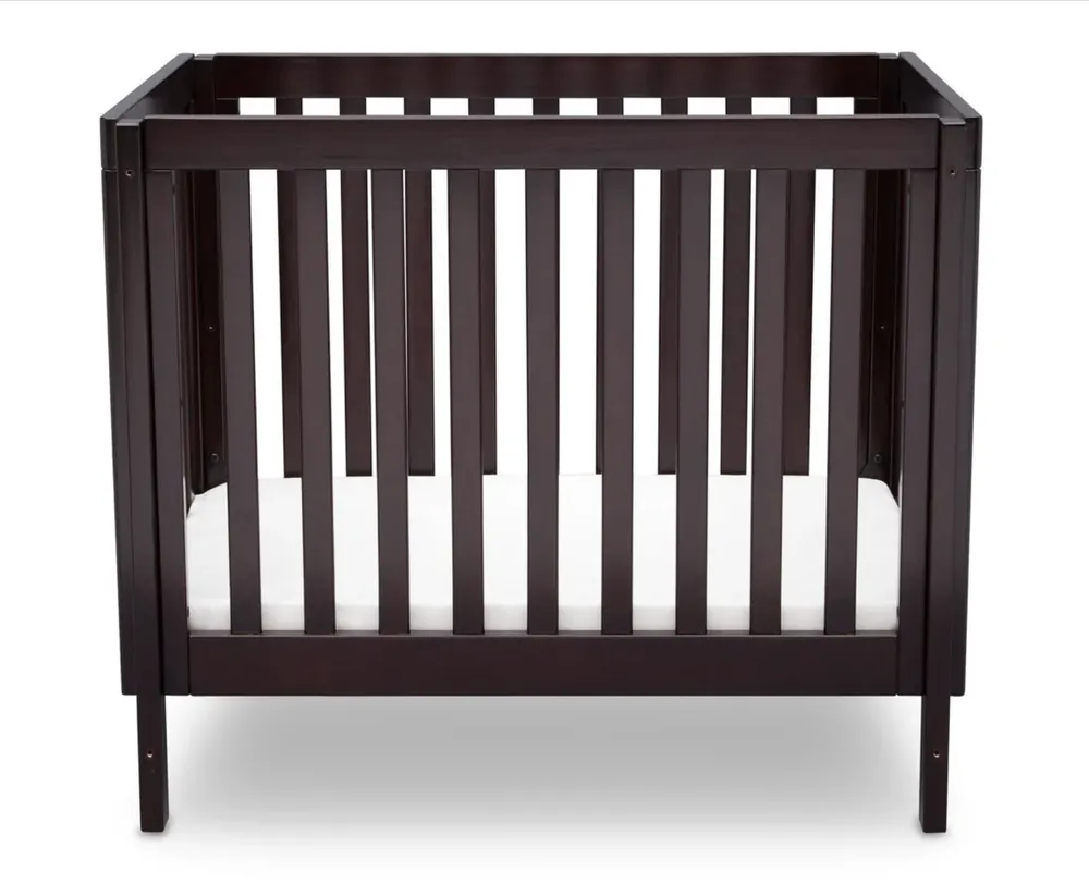 W25049B baby cot — front detail