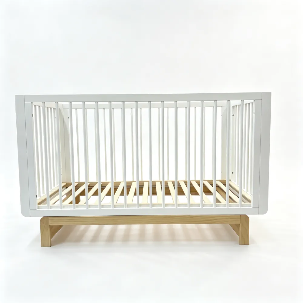 W26001 3-in-1 convertible baby cot — corner and finish detail