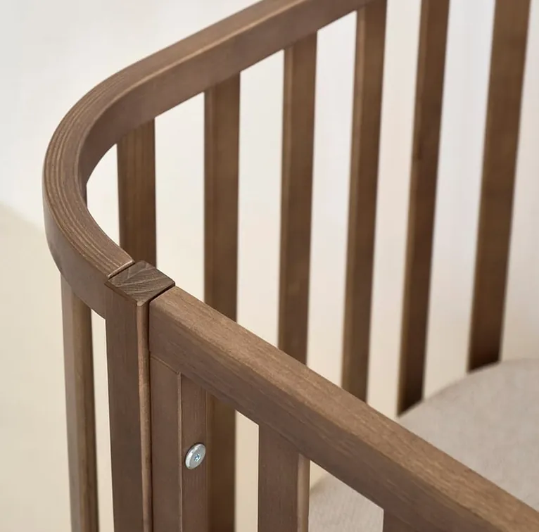 W26008B - Baby Cot W26008B 3-in-1 convertible baby cot — corner and finish detail